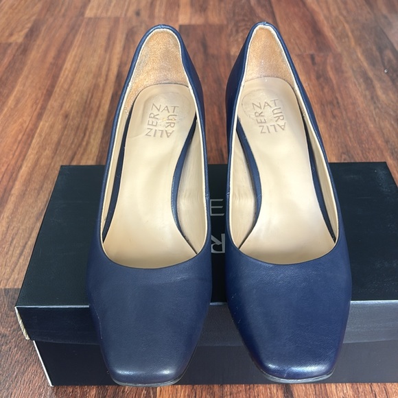 Naturalizer Warner French Navy Heels - Picture 2 of 11